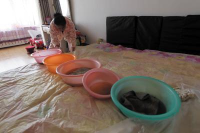 湟源楼上漏水，住户失联，小区没物管，业主维权难！律师来支招……